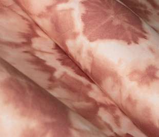 26792_Batik_brick_red_detail_1_1920x1920