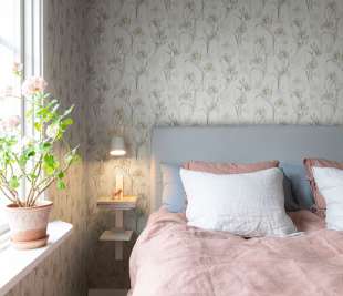 S10135_Iris_Powder-Pink_Sandberg-Wallpaper_image2_web