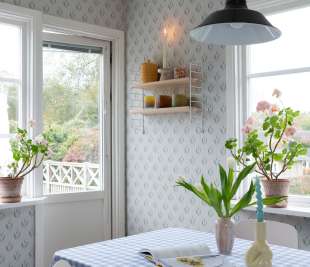 S10138_Maskrosen_Soft-Blue_Sandberg-Wallpaper_image2_web