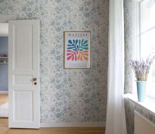 S10162_Karins-bukett_Sky-Blue_Sandberg-Wallpaper_image2_web