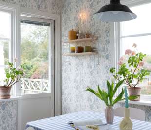 S10162_Karins-bukett_Sky-Blue_Sandberg-Wallpaper_image3_web