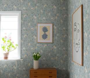 S10168_Kvitten_Soft-Blue_Sandberg-Wallpaper_image4_web