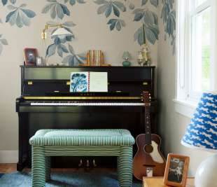 S10172_Kastanjen_Soft-Blue_Sandberg-Wallpaper_image2_web