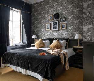 R17531_Saint-Sebastian-Graphite_Rebel-Walls_image2_web